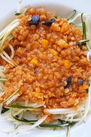 "Špagete" od tikvica sa prelivom od sočiva